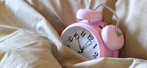 Україна переходить на літній час: коли і як переводити годинники цими вихідними